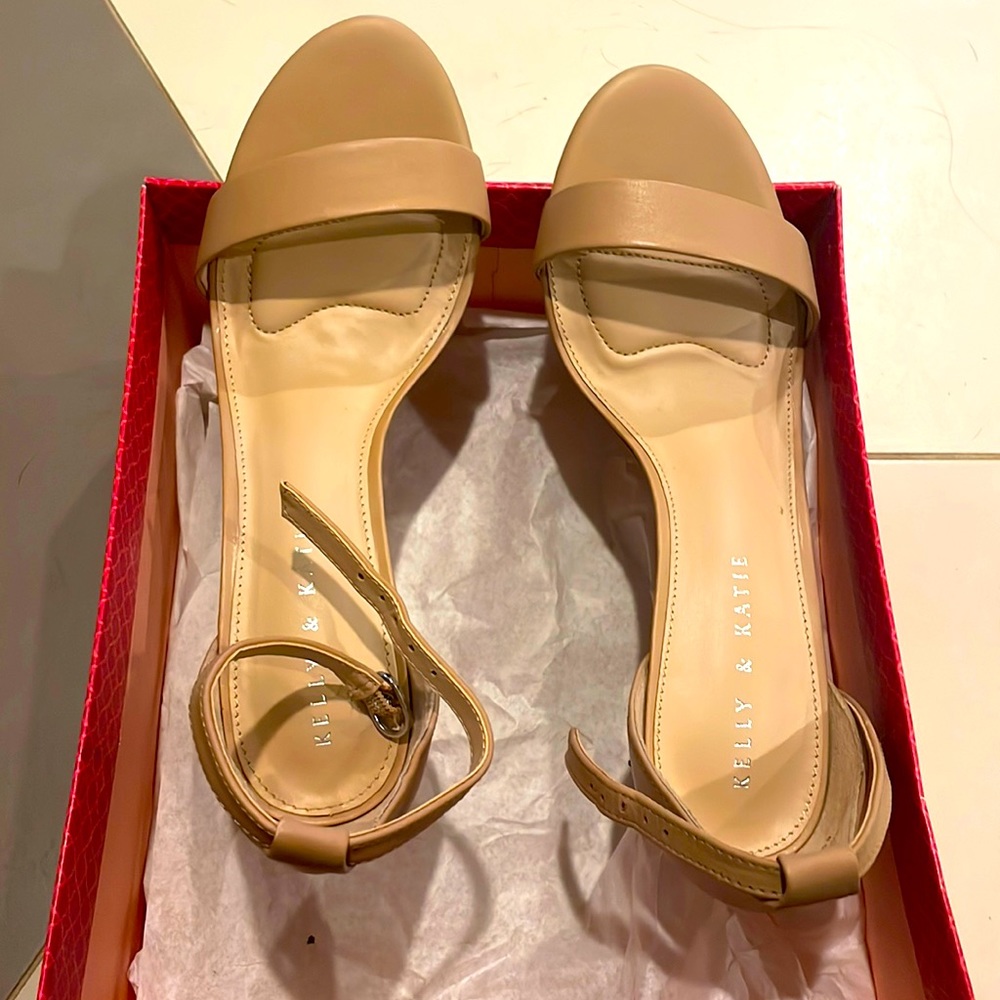 Kelly and Katie Kristie Natural size 8.5